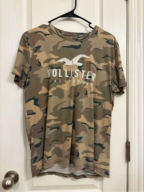 Men’s M - Hollister Camouflage Logo Tee in Olive and Tan